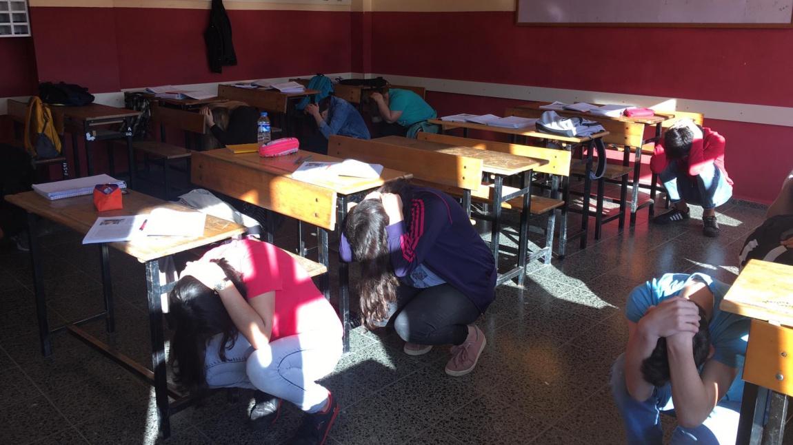 Öğrencilerimize deprem eğitimi verildi.