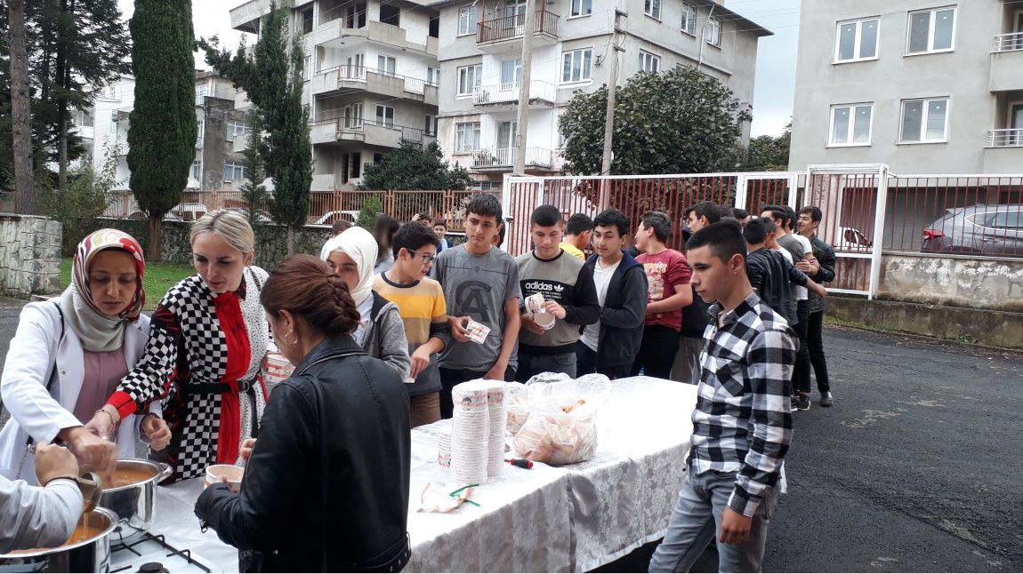 Sağlık Beslenme ve Yeşilay Kulübü Okul Bahçesinde Kızılay Çadırı Kurdu.