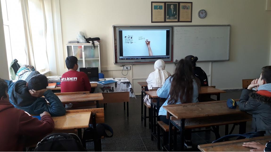 Demokrasi ve İnsan Hakları haftası dolayısıyla okulumuzda öğrencilerimize yönelik insan haklarıyla ilgili videolar izletildi.