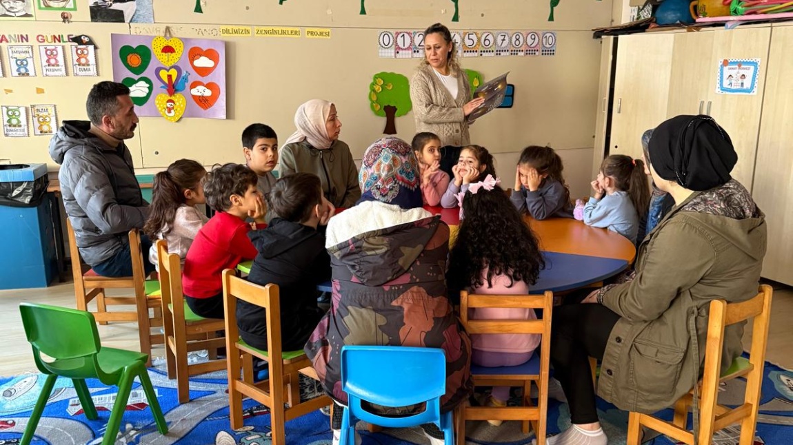 Uygulama sınıfı öğrenci velilerine karışık tost kitabı ile etkileşimli kitap okuma etkinliği gerçekleştirildi.